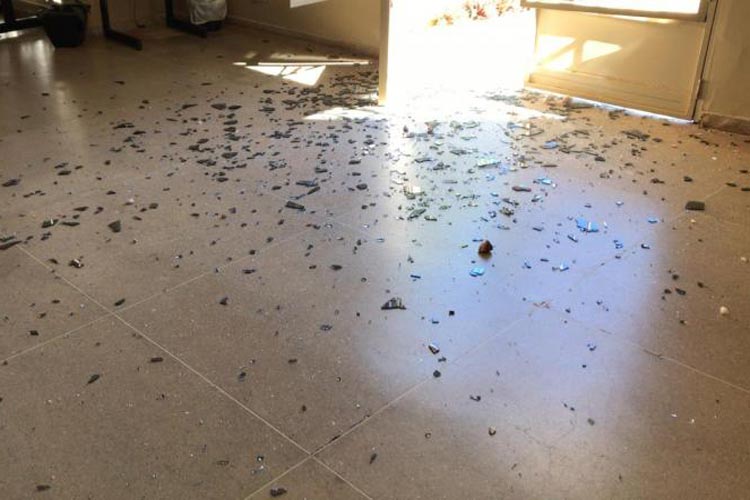 Homem com problemas psicológicos quebra vidraças do fórum de Paramirim com pedras