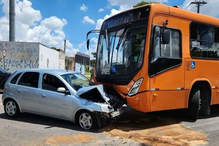 Homem morre após carro em alta velocidade colidir com ônibus em Belo Campo