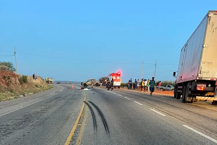 Motociclista morre após colisão com caminhão na BA-262 entre Anagé e Caraíbas