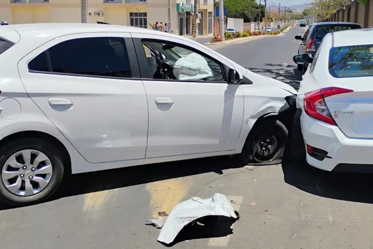 Guanambi: Motorista de aplicativo bate em carro estacionado e recusa bafômetro