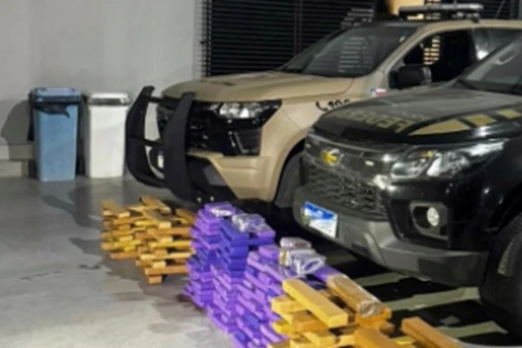 PF prende dois homens que transportavam 188 kg de maconha em caminhonete