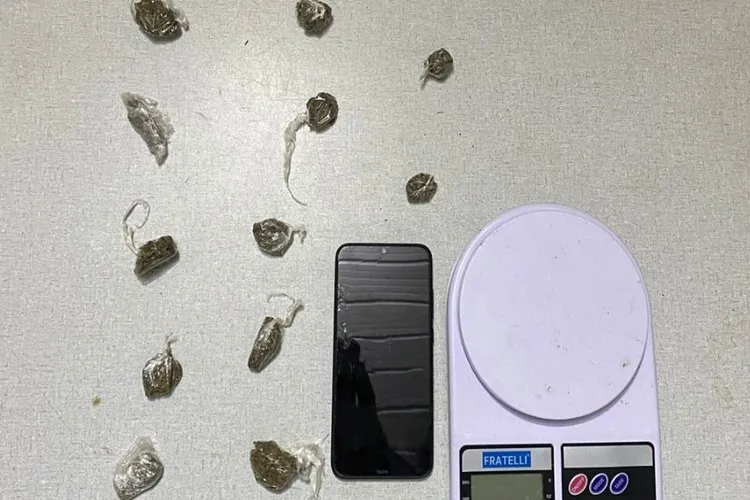 Homem é preso com papelotes de maconha durante patrulhamento em Macaúbas
