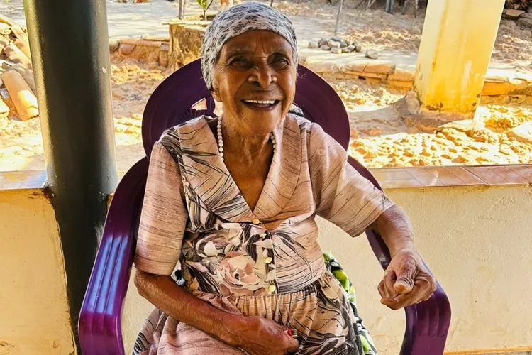 Macaúbas: Familiares se despedem de Dona Ambrozina, a Mãe Benza, aos 115 anos de idade