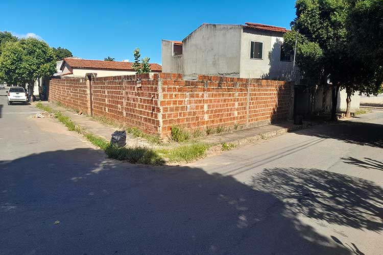 Brumado: Moradores não aceitam instalação de antena de telefonia e tentam embargo da obra