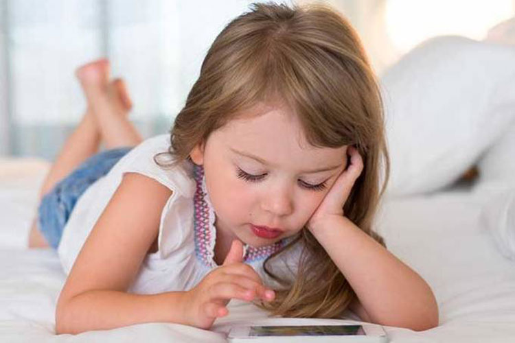 Três em cada 10 crianças possuem smartphone no Brasil