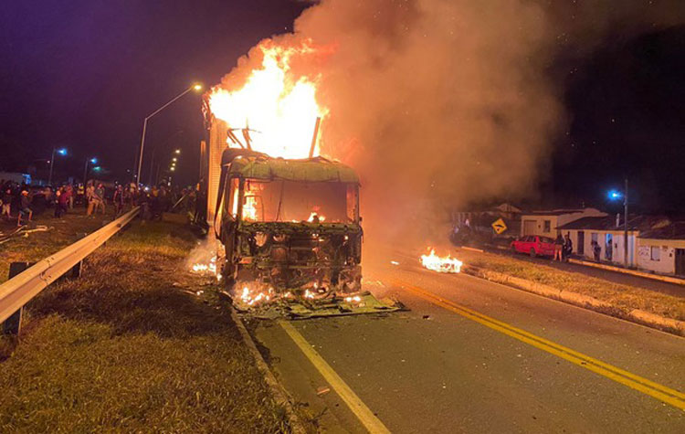 Jaguaquara: Carreta que transportava produtos diversos pega fogo na BR-116