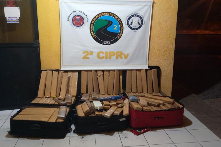 Tanhaçu: PRE intercepta ônibus com 400 kg de drogas dentro de mala