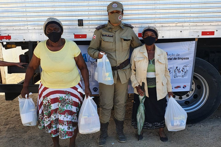 PM distribui alimentos e kits de limpeza em Vitória da Conquista