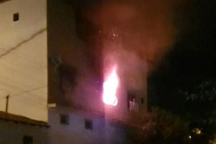Vídeo: Vela acesa provoca incêndio em residência no São Félix em Brumado
