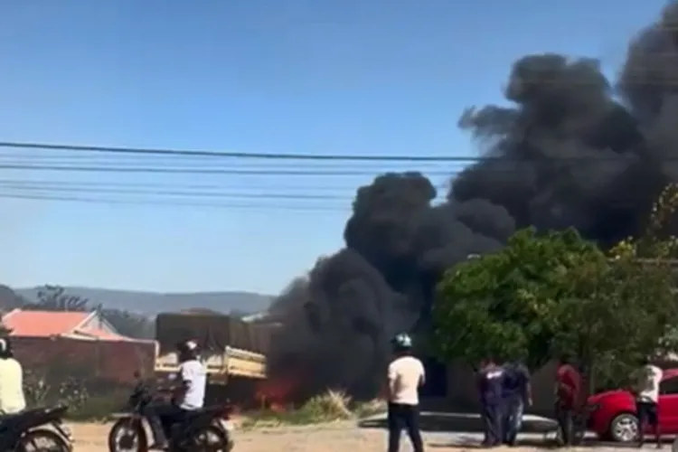 Vídeo: Carreta é destruída após fogo de queimada irregular se alastrar em Guanambi