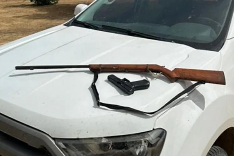 Mulher é presa por posse ilegal de arma de fogo e exploração sexual da filha em Carinhanha