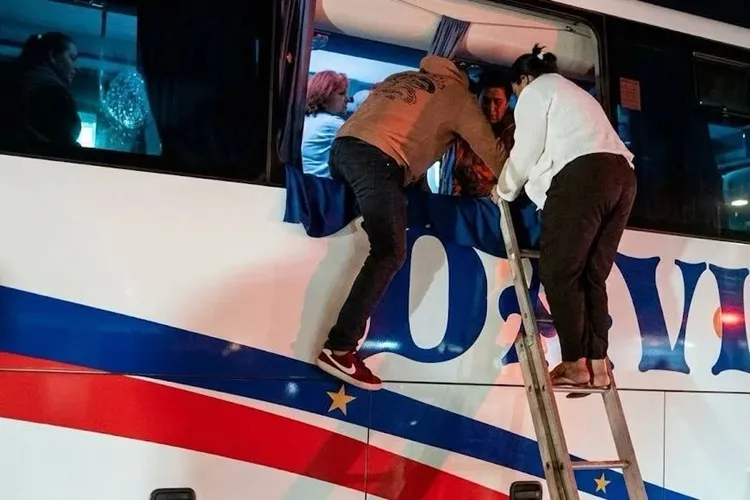 VÍDEO: Ônibus com destino a Guanambi colide com bitrem e deixa um morto em Brumado