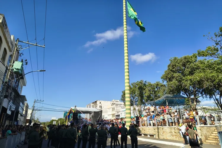 Hasteamento da Bandeira abre comemorações do 7 de Setembro e reúne multidão em Brumado