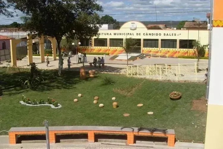 Prefeito de Cândido Sales é punido por propaganda pessoal com recursos públicos