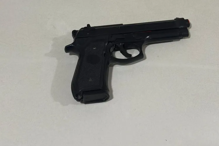 Jovem de 26 anos foge, resiste à prisão e é detido com arma falsa em Bom Jesus da Lapa