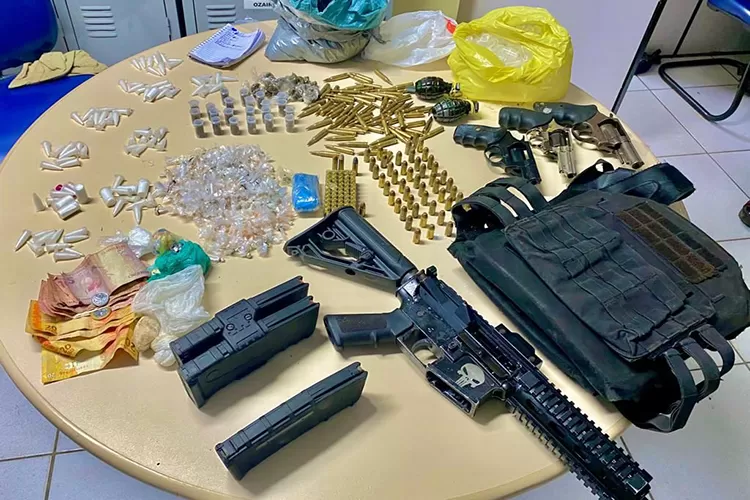 Fuzil, granadas e revólveres são apreendidos em Feira de Santana