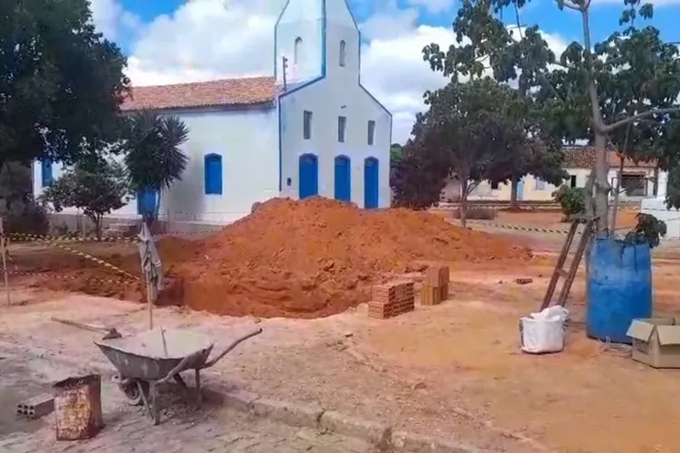 Brumado: Moradores e fiéis tentam impedir escavação de fossa em frente à igreja em Arrecife