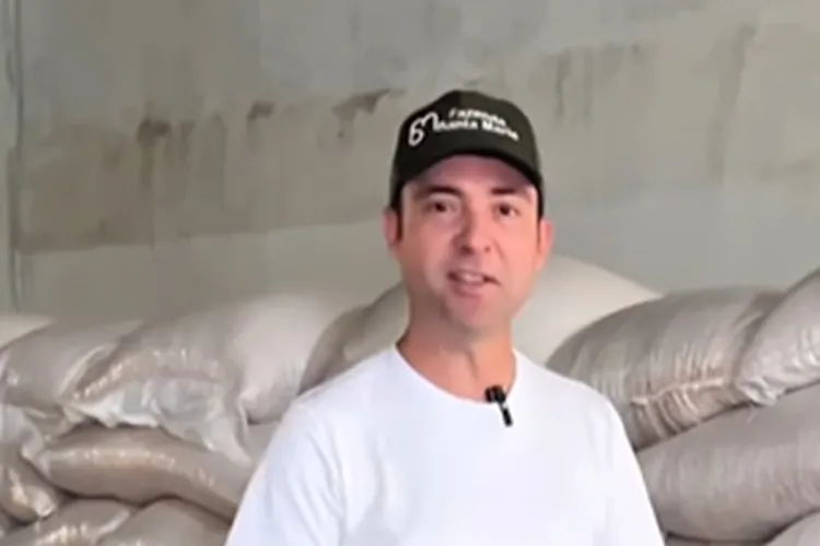 Brumado: Prefeito entrega sacas de milho para rebanho de pequenos produtores