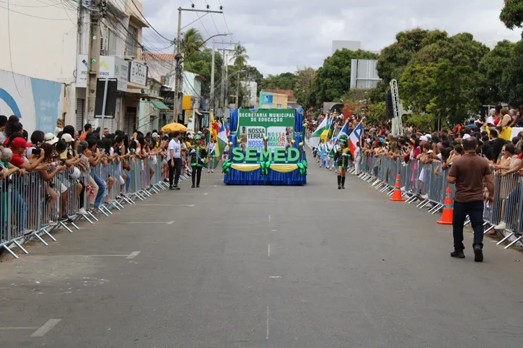 Brumado celebra 7 de Setembro com desfile cívico e discursos de autoridades