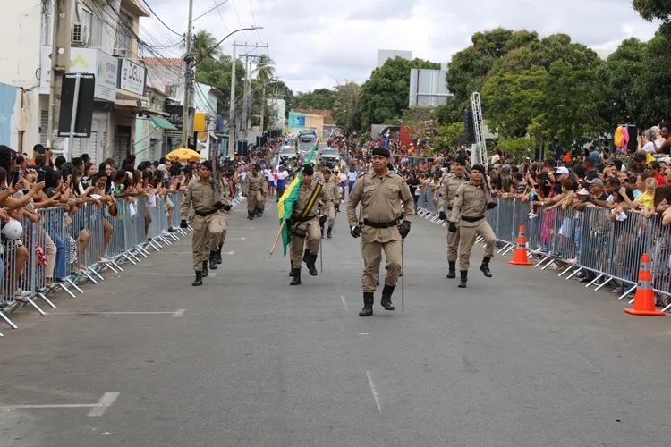 Brumado celebra 7 de Setembro com desfile cívico e discursos de autoridades