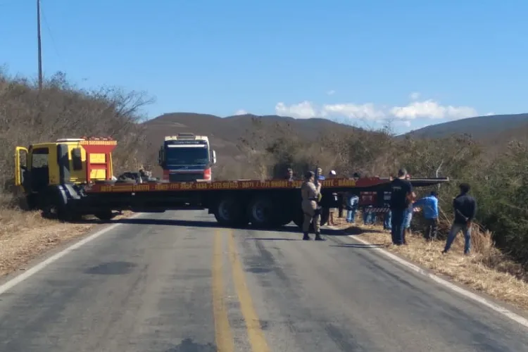 Motorista perde controle e cai em ribanceira na BR-430 em Igaporã