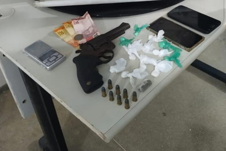 Indivíduo é preso com arma de fogo e drogas em residência em Guanambi