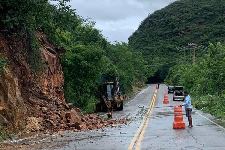 Chuvas provocam desabamentos de imóveis e BA-148 cede em Rio de Contas