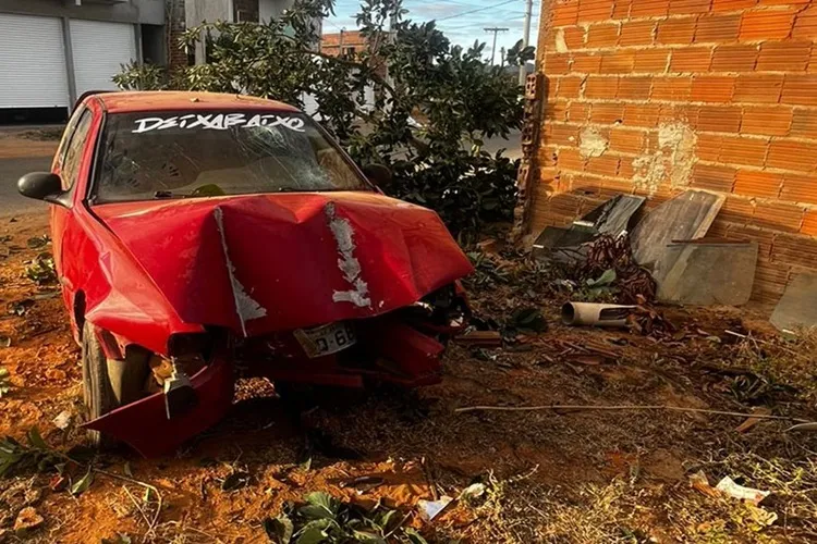 Desgovernado, carro derruba árvore e atinge muro de residência em Malhada de Pedras