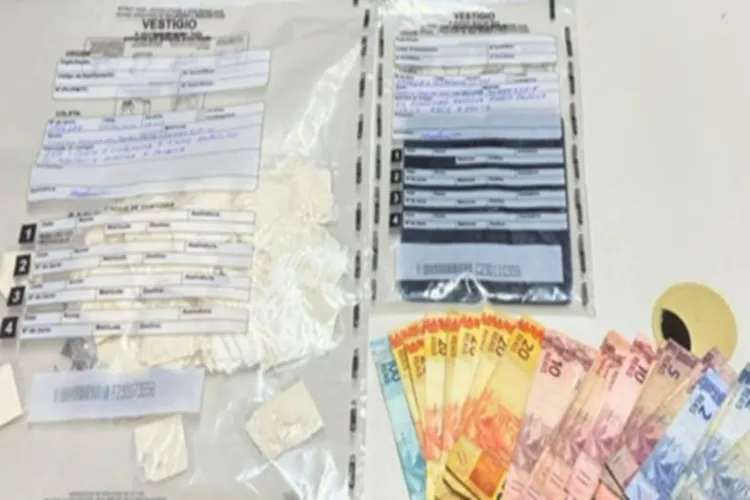 Homem é preso com 155 papelotes de cocaína após comparsa fugir de moto em Oliveira dos Brejinhos
