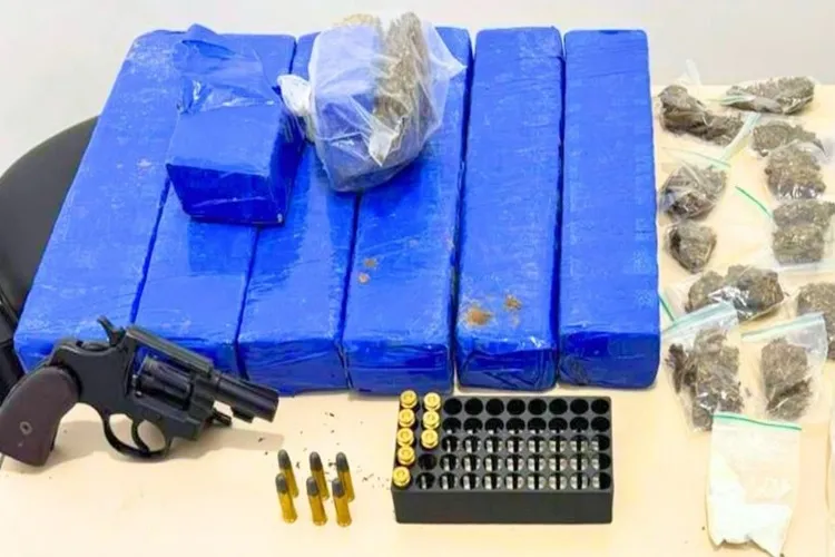 VÍDO: PM encontra 6 kg de drogas enterradas e arma de fogo em Vitória da Conquista