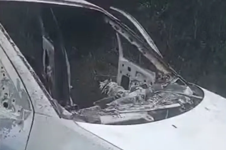Corpo de homem carbonizado é encontrado dentro de carro em Jequié