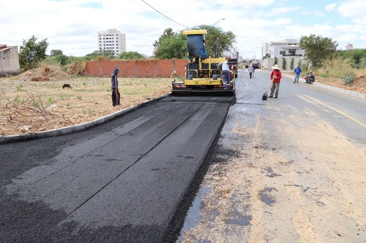 Governo do Estado investe R$ 12 milhões em obras de asfalto para 4 bairros em Guanambi