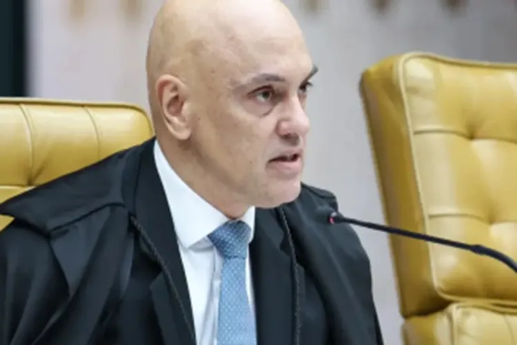 Moraes suspende visitas de Flávio a Bolsonaro na prisão domiciliar