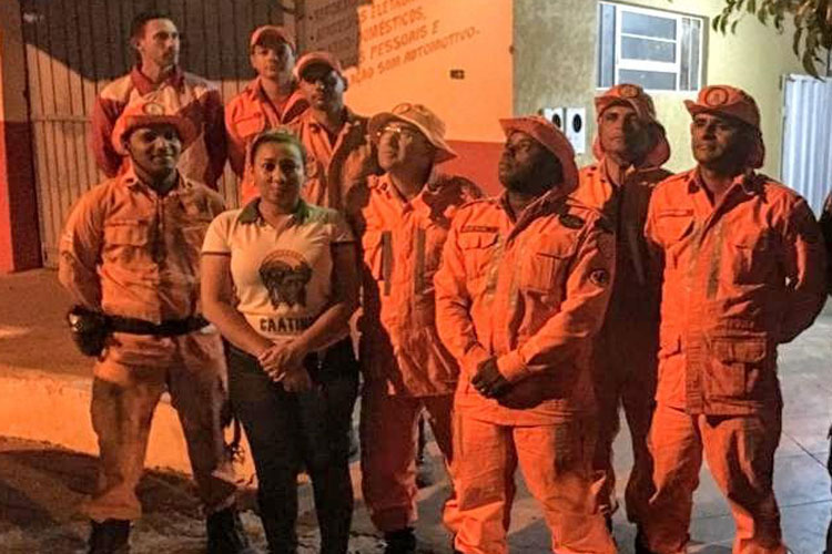 Paramirim: Bombeiros combatem incêndio florestal de grande proporção na Serra de Maria Roxa