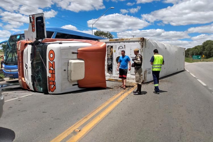 Vitória da Conquista: Carreta tomba em trecho da BR-116