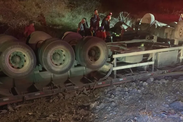 Caminhoneiro fica ferido em acidente na BA-262, entre Aracatu e Anagé