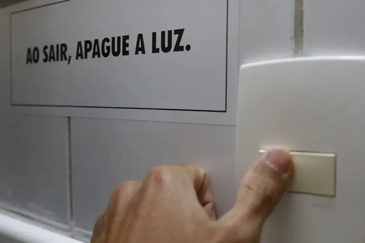 Conta de luz terá bandeira tarifária vermelha patamar 2 em agosto