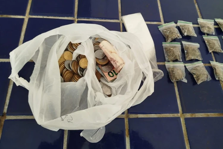 Mulher suspeita de traficar drogas é presa na Praça João Romão em Brumado