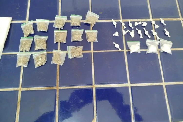 Mulher suspeita de traficar drogas é presa na Praça João Romão em Brumado