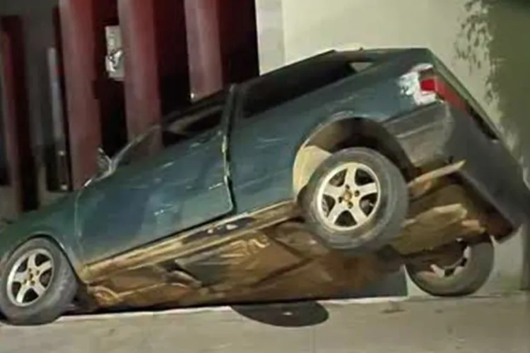 VÍDEO: Carro perde o controle e fica pendurado na estrutura da Prefeitura de Igaporã