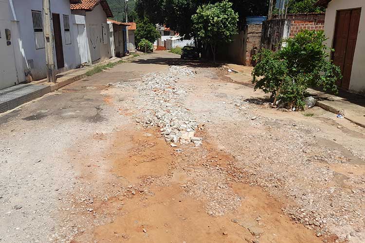Brumado: Moradores da Rua José Bibiano pagam tapa buraco e cobram ação do poder público