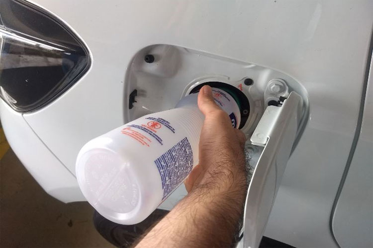 Sem combustíveis, morador de Caetité compra álcool em supermercado para abastecer veículo