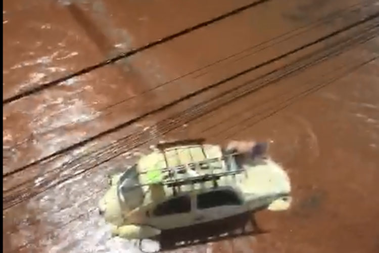 Chuva alaga ruas e invade casas e lojas do comércio em Brumado