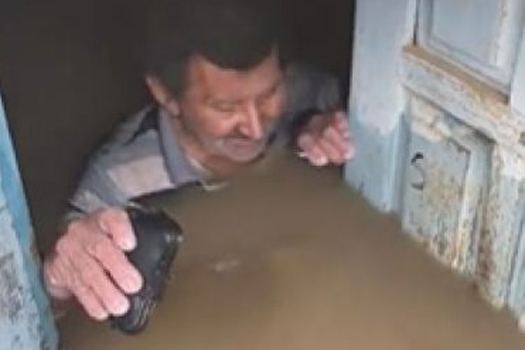 Idoso passa bem após ser resgatado com água no pescoço em Itabuna