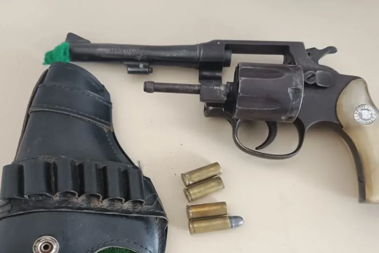 PM prende homem com arma de fogo durante cavalgada na cidade de Guanambi