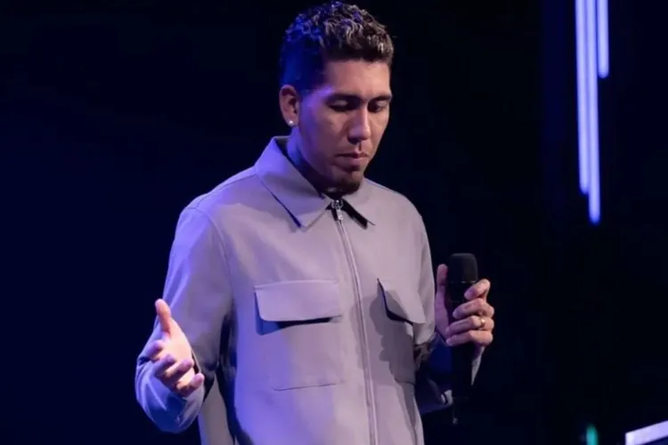 Ex-jogador da Seleção Brasileira vira pastor e abre igreja evangélica