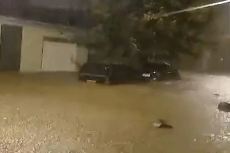 VÍDEO: Temporal de mais de 100 mm alaga ruas e invade residências em Guanambi