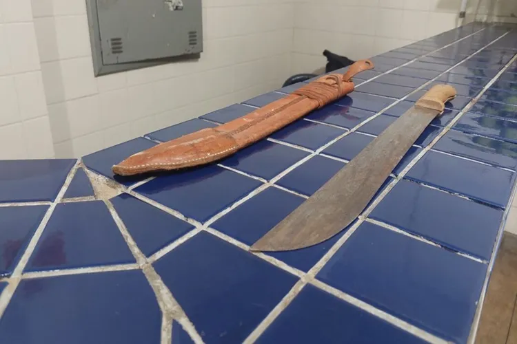 Jovens usam facão e ameaçam homem de morte ao cobrar dívida de cesta básica em Brumado