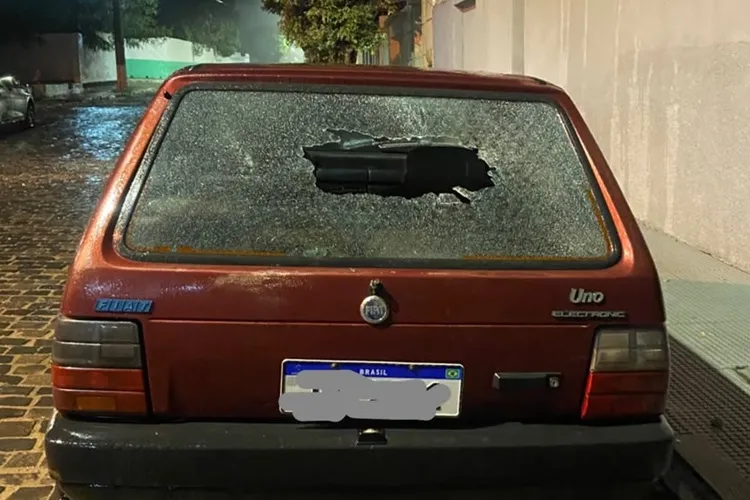 Confusão no São Pedro em Aracatu: Ex-casal briga, carro é depredado e mulher acaba ferida