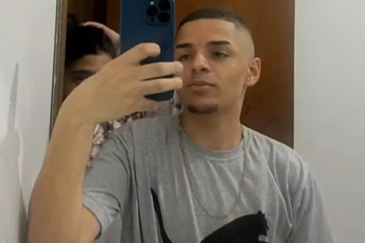 PMs que mataram jovem com 27 tiros ao confundir celular com arma deixam as ruas